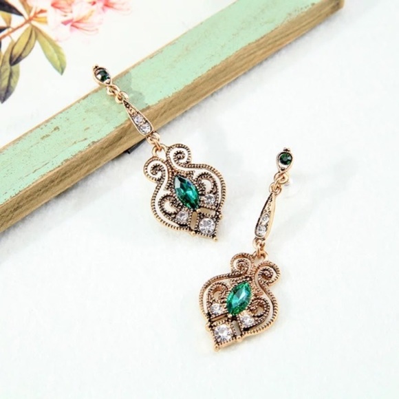 Restocked vintage emerald dangle earrings - Picture 3 of 6